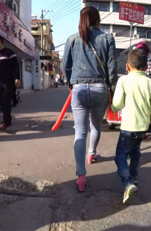 牛仔裤牛仔外套粉色鞋美女熟妇