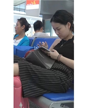 鲜嫩小脚丫美足凉鞋气质美女 [215 MB/WMV]