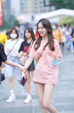 偶遇甜美的粉色T恤小仙女 【图片➕视频】