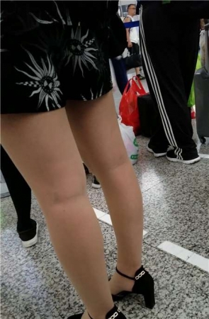 4k-黑色高跟鞋连衣裙街拍美腿