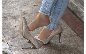 紧身蓝色牛仔裤美女的极品金色高跟鞋，玩挑鞋666