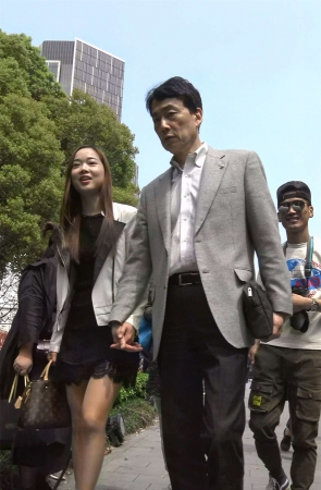 黑色蕾丝连衣裙美女