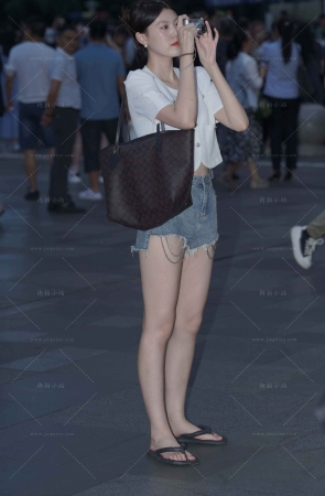 抓拍喜欢拍照的牛仔热裤美眉