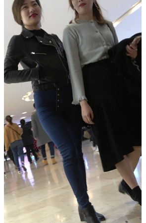 漂亮的牛仔紧身裤美女