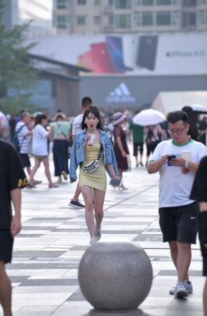 紧致包屯裙美眉