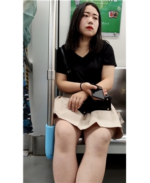 短裙妹子 [1.03 GB/mp4]