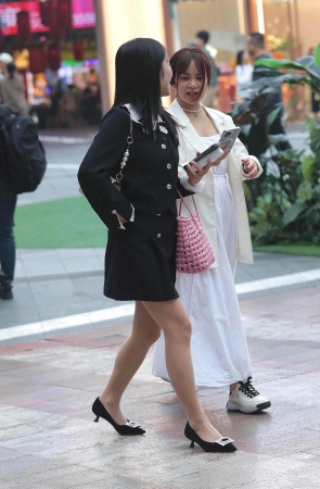 肉丝街拍高跟轻熟-13P