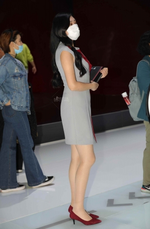 【街拍心灵】红旗汽车品牌大使街拍肉丝大长腿红高跟