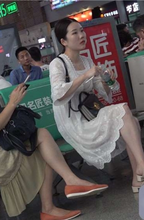 白色长裙美足凉高跟美女 [2.57 GB/avi]