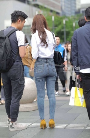 最爱白衬衫配紧牛