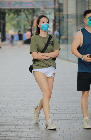 玻璃街拍作品 – 白色热裤YY女友