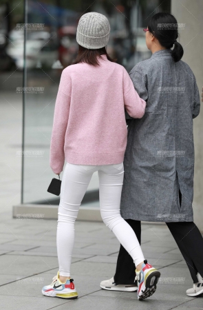 国庆节陪妈妈逛街的小美女（二）