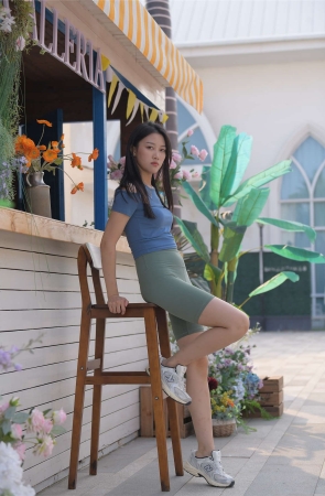 一始街拍作品 绿色瑜伽短裤美女