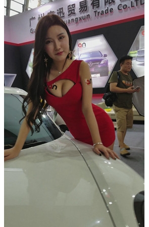 红色连体包臀裙车模小姐姐