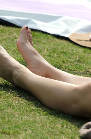 No621 瑜珈姐身边的挺尸妹，奇特画风下欣赏不设防性感美足 第3套