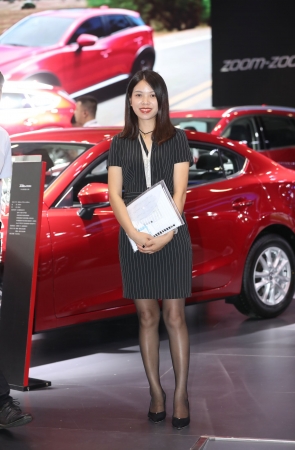 汽车女销售的黑丝长腿