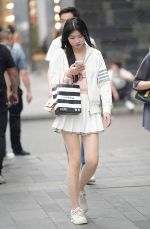 23525-24=29√白色百褶裙配肉色丝袜小姐姐 11P