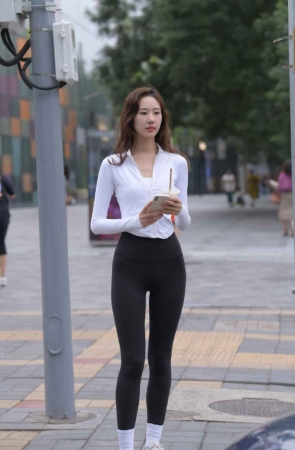 精选街拍作品 NO.1366 一只麋鹿摄影作品 – 黑色瑜伽裤运动系高挑美女[340P/355MB]