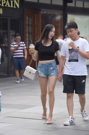 街拍黑T恤热裤美眉