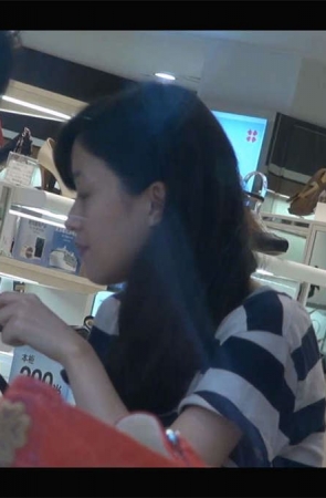 来看看化妆师如何为走秀模特的脚补妆