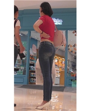 跟密友逛商场的长腿紧身蓝牛女神姐姐 [949 MB]