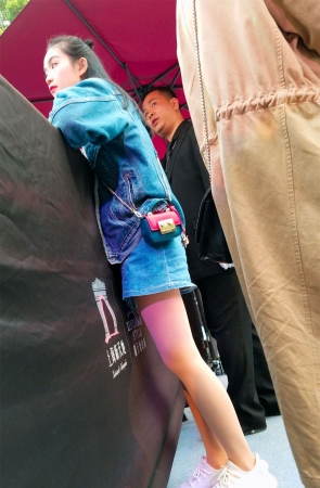 牛仔短裙肉丝美腿美眉