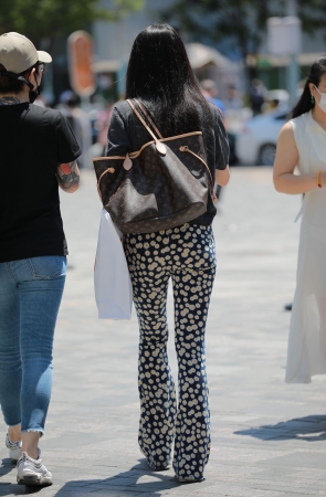 紧身裤职场美女