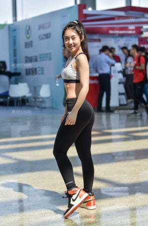 穿AJ的翘臀小妹