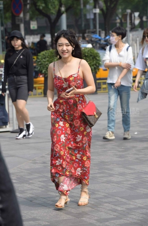 街拍花色吊带长裙美女