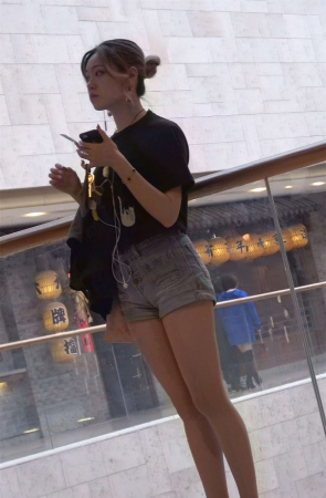 逛商场的超短热裤女