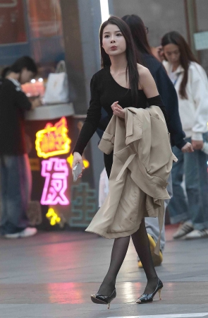 黑丝街拍高跟少妇