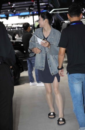 【街拍心灵】偶遇礼仪肉丝街拍长腿投篮