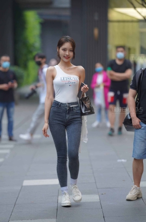 开心的牛仔小妹