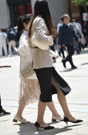 街拍丝袜可以看看