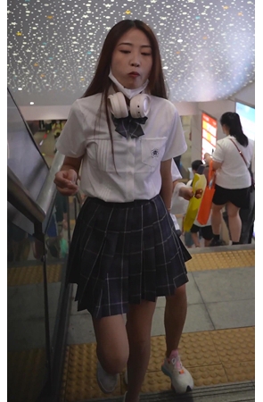 戴着耳机的美女