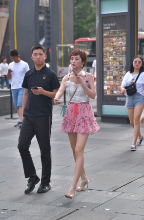 短裙，短发，美腿高跟美女