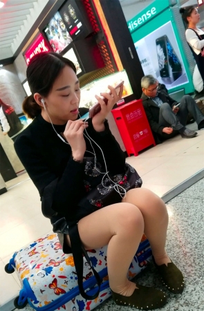 车站候车的肉色丝袜黑色皮短裤妹子