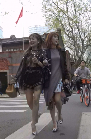 打扮时尚的银白高跟美女姐妹