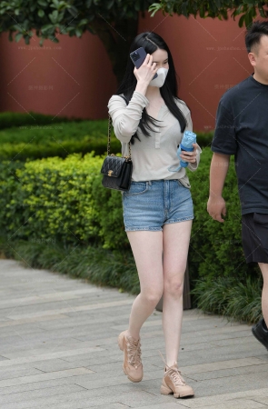 2361-18=78√白皙美腿小姐姐，热裤穿搭就是好看 17P