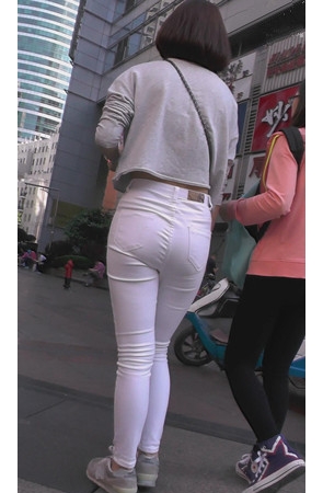 紧身白裤短发妹子