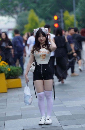 搭讪街拍微胖型的热裤小妹 【图片➕视频】