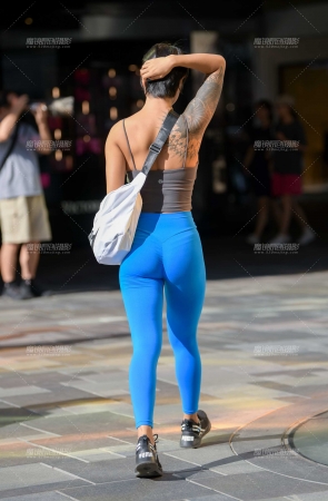 短发花臂 蓝色紧身裤