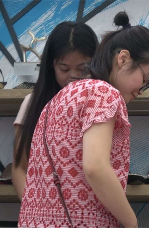 素足美妞试鞋子