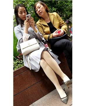 4K – 丝袜美腿尖嘴高跟鞋街拍灰色连衣裙清秀美女