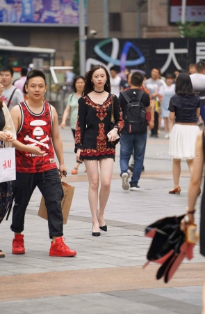 长发飘飘的街拍美女