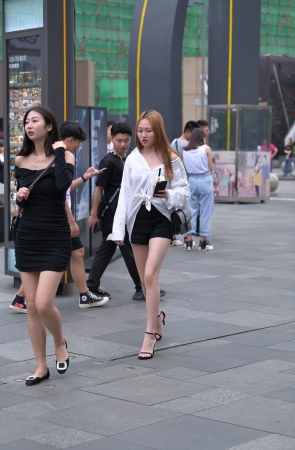 白皙美腿高跟小姐姐