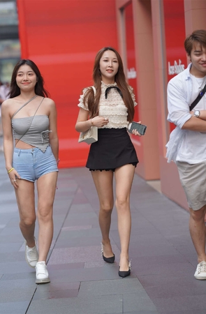 青春妩媚牛仔短裤