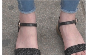 4k-清纯甜美学生妹等公交，鲜嫩多汁的玉足迷死我了。