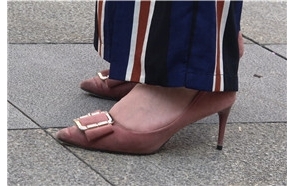 4k-白衬衫丰满尖嘴高跟鞋街拍美女