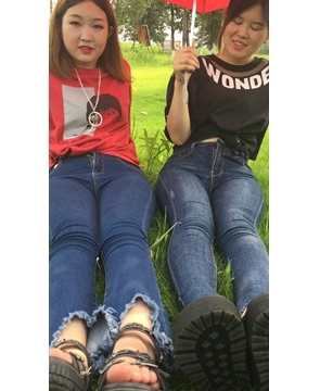 约拍清纯姐妹穿紧身牛仔裤摆拍 [1.07 GB]